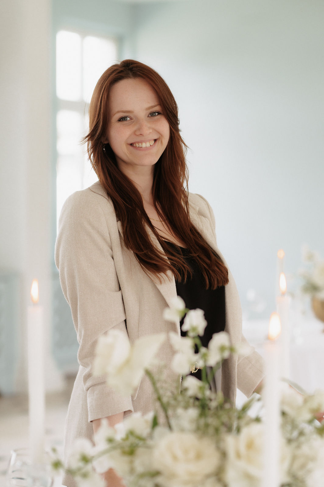 Portrait von Hochzeitsplanerin Romina Blume in der Location in Berlin Brandenburg, freundlich und herzlich.