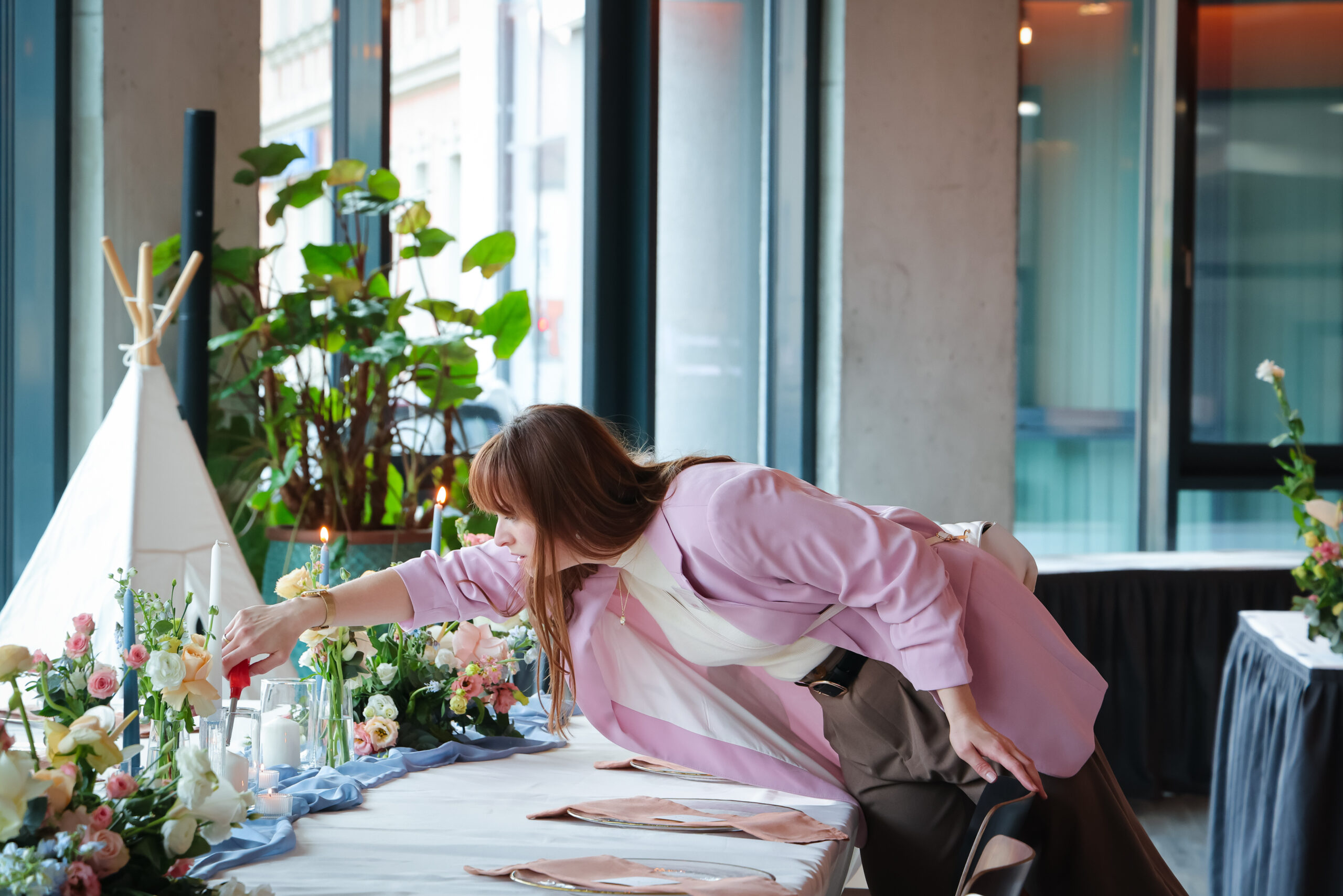 Hochzeitsplanerin Romina Blume zündet die Kerzen an der Hochzeitstafel an