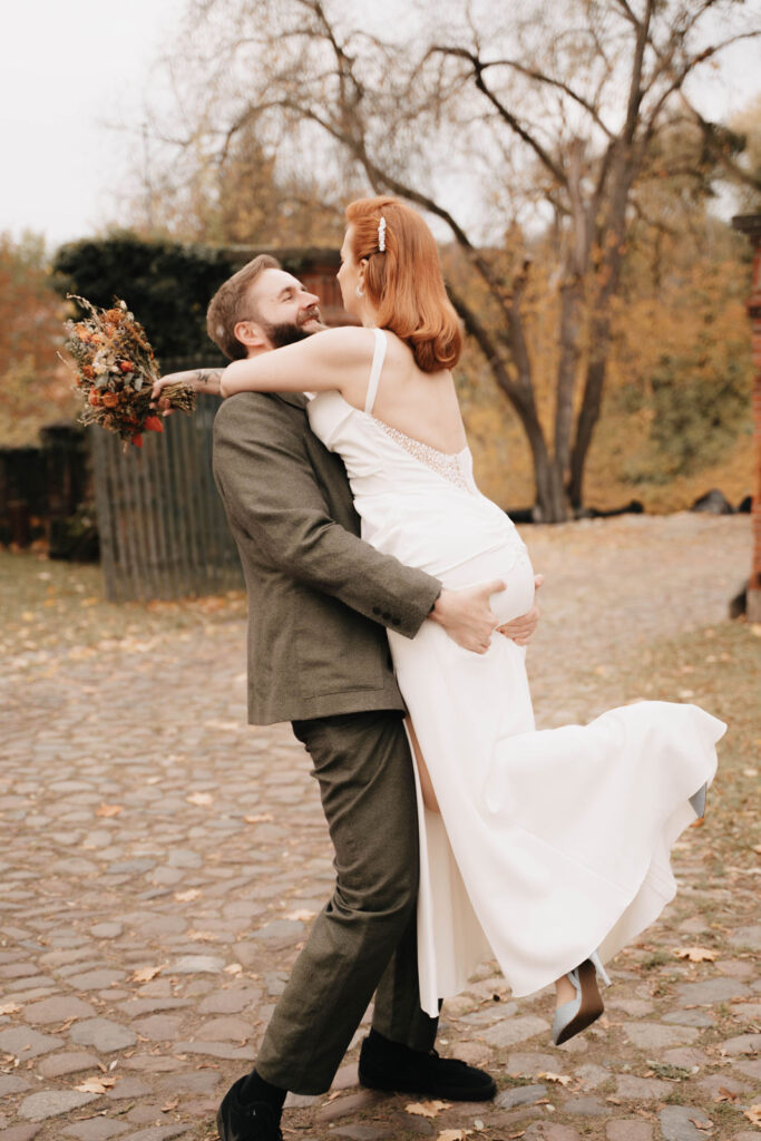 Brautpaar bei einer sommerlichen Landhochzeit in Berlin und Brandenburg im Herbst