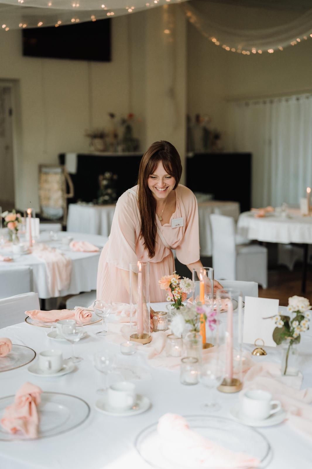Romina Blume richtet Tischdekoration für eine Landhochzeit her.