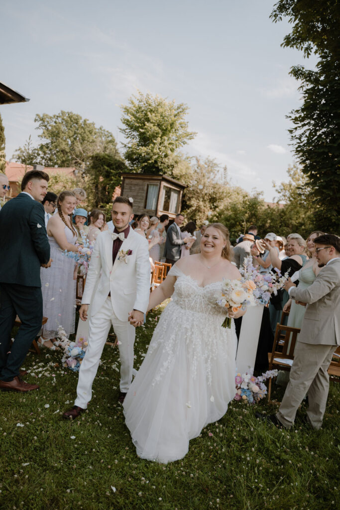 Brautpaar bei einer sommerlichen Landhochzeit in Berlin und Brandenburg im Sommer