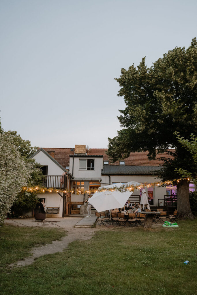 Haus am Bauernsee mit Garten und vorbereitetem Außenbereich für eine Hochzeit in Brandenburg.